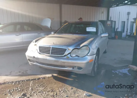 2003 Mercedes-Benz C 240 z USA, uszkodzony, nr VIN WDBRF61J53F422376